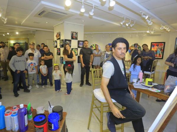 Carlos Lamothe mientras creaba su obra frente a los asistentes que se reunieron en la Galería Colibrí del Centro Cultural Sampedrano.