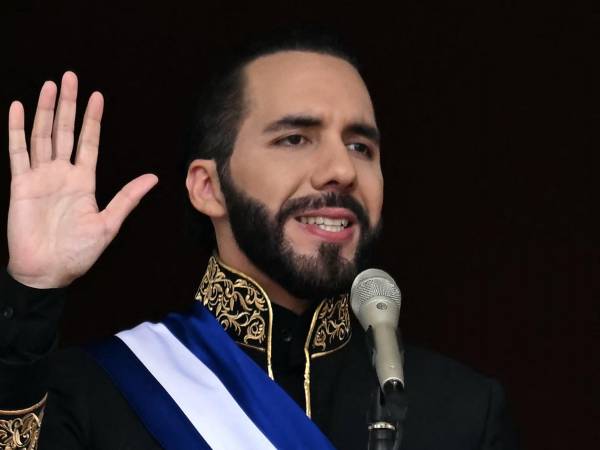 El presidente de El Salvador, Nayib Bukele, se dirige a los asistentes durante su ceremonia de toma de posesión en el Palacio Nacional en el centro de San Salvador el 1 de junio de 2024.