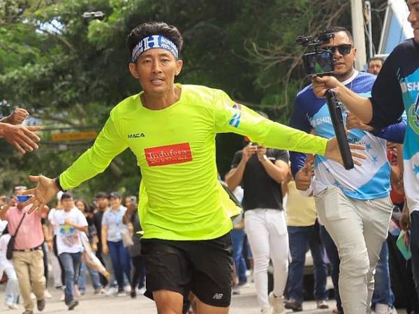 Más de 400 personas arribaron la frontera del Poy para recibir a Shin Fujiyama en su llegada a Honduras tras 106 días de haber comenzado su reto de 3,000 kilómetros. Fotos: Melvin Cubas