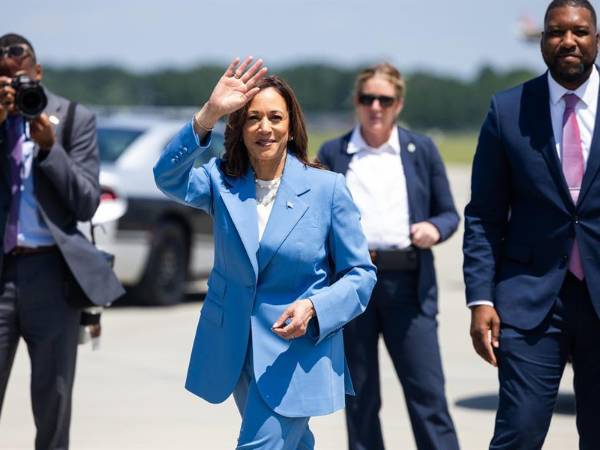 La vicepresidenta estadounidense, Kamala Harris, llega al aeropuerto de Raleigh antes de su discurso sobre política económica en el Centro Hendrick para la Excelencia Automotriz en Raleigh, Carolina del Norte, EE.UU.