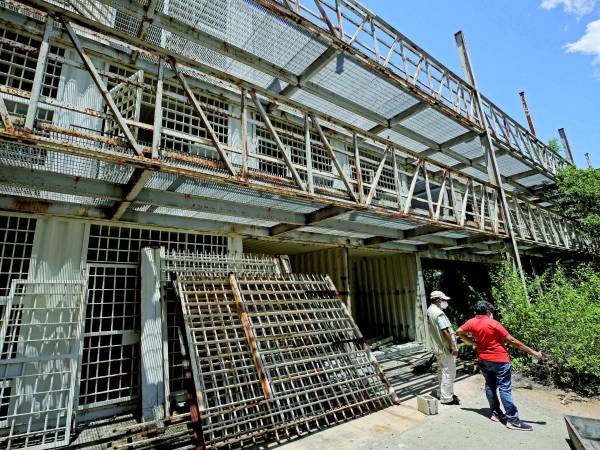 Esta cárcel donde iban a estar los reclusos de San Pedro Sula nunca pudo ponerse operativa. El proyecto lo inició monseñor Rómulo Emiliani.