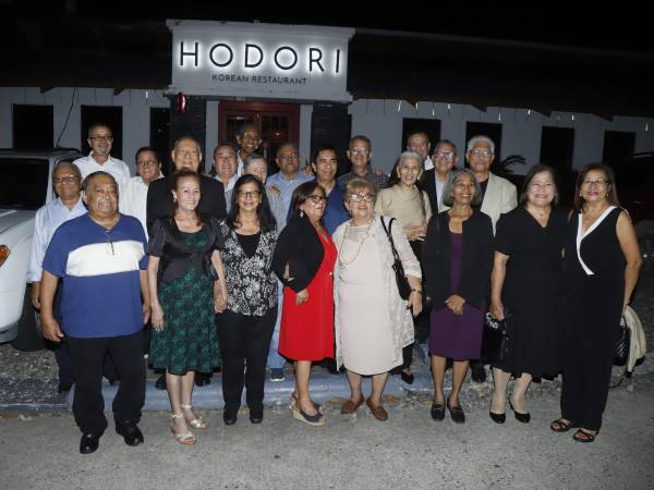 Con la elegancia que nunca se pierde llegaron felices a compartir y recordar momentos los excompañeros del Debe y Haber.