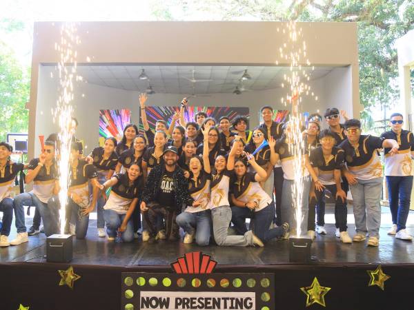 Maestros, familiares y amigos se congregaron en las instalaciones del centro educativo para disfrutar del show que tenían preparado los Seniors 2025 de la Escuela Franciscana, el cual incluyó icónicas canciones como “Party animal”, Temperature”, “Gasolina”, “Hips Don’t Lie”, “El meneaito”, “Macarena”, entre otras. DJ Luna estuvo a cargo de la animación.