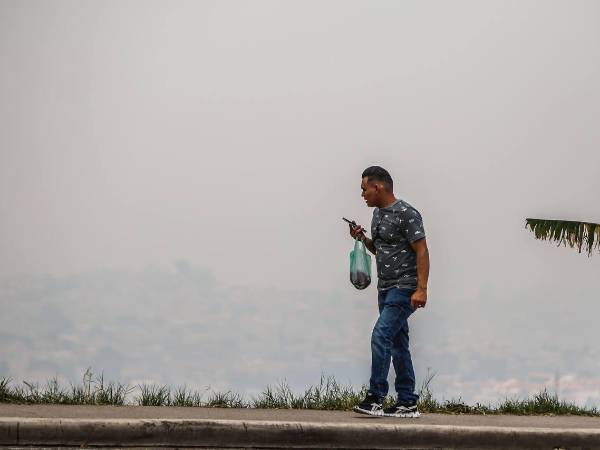 Vista de la capital hondureña con una capa de humo por la contaminación del aire.