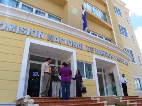 Entrada al edificio de la CNBS en Tegucigalpa.