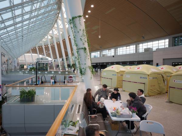 Algunos familiares de los fallecidos en el accidente aéreo de Jeju Air se reúnen en el Aeropuerto Internacional de Muan.