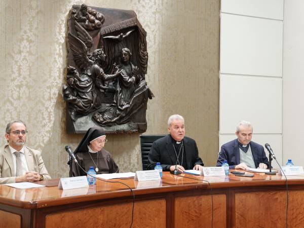 El Arzobispo de Burgos Mario Iceta anunció la excomulgación de las monjas durante una conferencia de prensa.