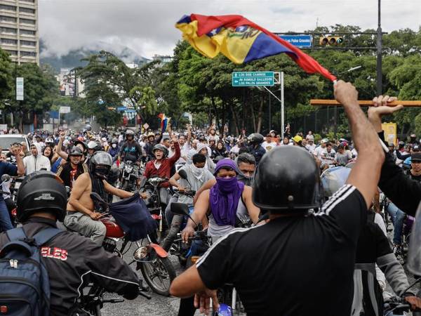 Opositores al gobierno de Nicolás Maduro recorren las calles en motocicletas este lunes, en Caracas (Venezuela).