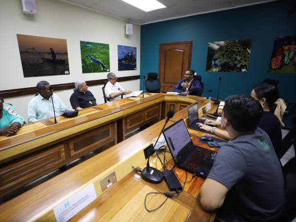 <b>Los coordinadores de la comunidad misquita en Gracias a Dios, los párrocos y Luis Soliz junto con el equipo del ICF abordaron el asunto.</b>