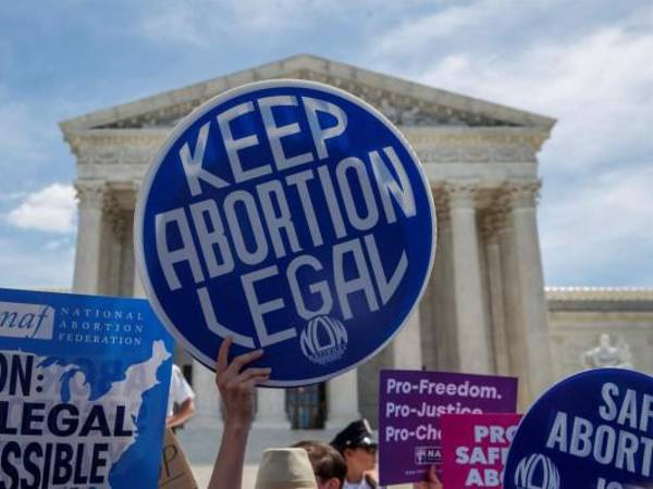 Florida había estado prestando servicios a pacientes que se veían obligadas a viajar para poder recibir atención médica desde otros estados del sureste, pero esa situación cambia con la nueva ley.