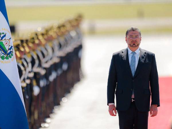 El presidente de Costa Rica, Rodrigo Chaves, a su llegada al aeropuerto internacional Monseñor Óscar Arnulfo Romero este jueves, en San Salvador.