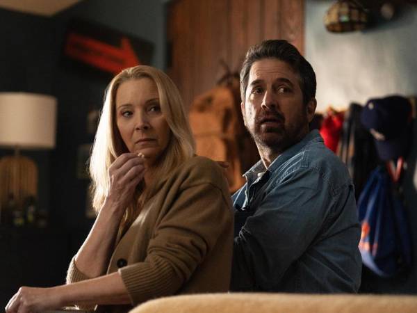 Fotograma cedido por Netflix donde aparecen Lisa Kudrow como Lydia Morgan y Ray Romano como Paul Morgan, durante una escena de ‘No Good Deed’, una comedia negra creada por Liz Feldman y dirigida por Silver Tree.