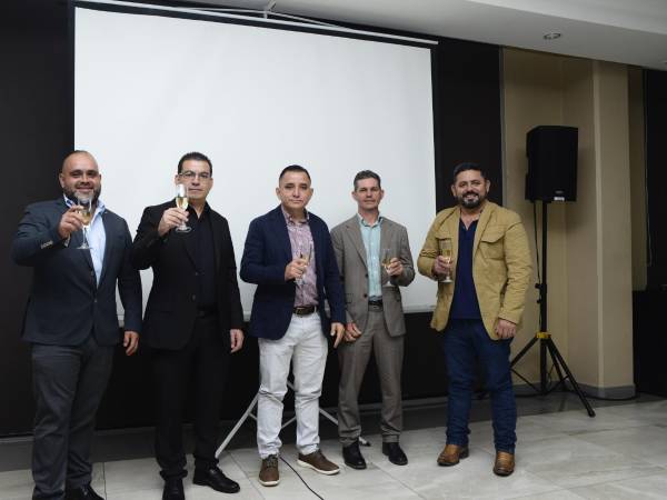 Los directivos brindaron y agradecieron por este logro empresarial.