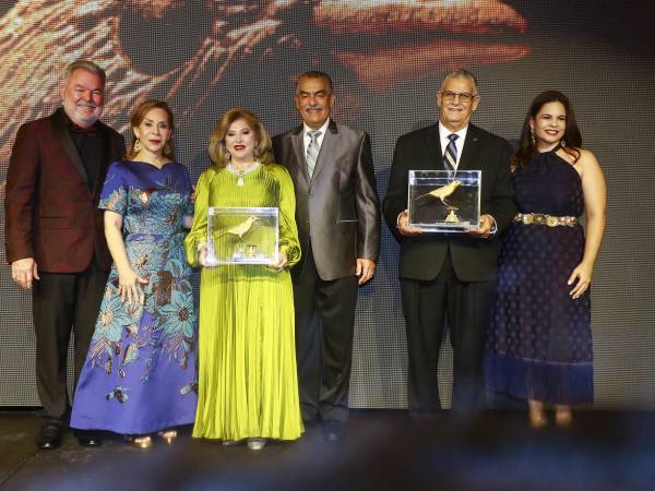 Roberto y Zoila Contreras, Maritza Soto y Victor Manuel Lara; Juan Bendeck y Dina Bendeck