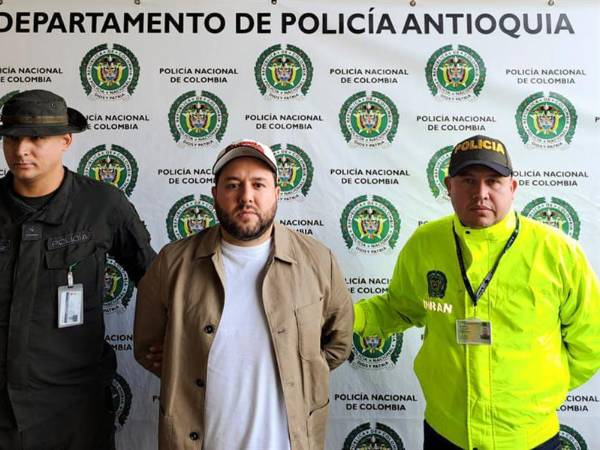 Fotografía cedida hoy por la Policía Nacional de Colombia que muestra al ciudadano mexicano, Ángel Josué Velázquez Bravo (c), durante su captura en Medellín (Colombia).
