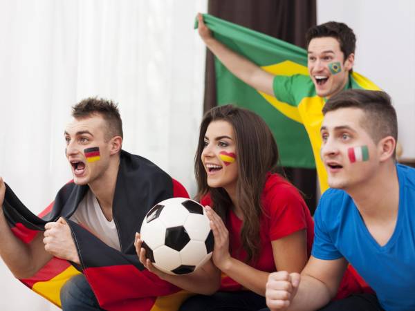 El comienzo de la Copa Mundial de Fútbol 2026 disparó las ilusiones de millones de hinchas que comparten la misma pasión: disfrutar del fútbol y alentar a su selección. ¿Qué hay detrás de esta conexión y por qué el fútbol hace tan feliz a la gente, según la ciencia? En diálogo con Infobae, el doctor Alejandro G. Andersson, director del Instituto de Neurología Buenos Aires (INBA), afirmó que el Mundial no es solamente un evento deportivo: es un fenómeno emocional, social y cerebral.