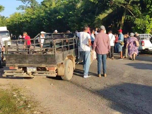 Pobladores mantienen bloqueada la carretera.
