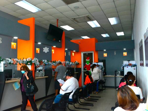 <b><span class=mln_uppercase_mln>servicio.</span></b> Ciudadanos en la oficina del RNP de la 105 Brigada.<span class=mln_uppercase_mln> </span>