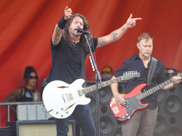 Foo Fighters, banda liderada por el cantante Dave Grohl, se presenta en el Festival de Jazz y Patrimonio de Nueva Orleans de 2024.