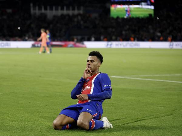 El festejo de Desiré tras abrir el marcador en el PSG vs Barcelona.