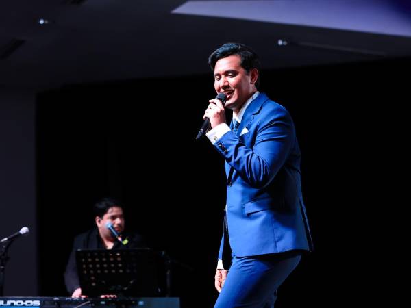 El artista sampedrano Daniel Ochoa hizo un homenaje a varios íconos de la música romántica.