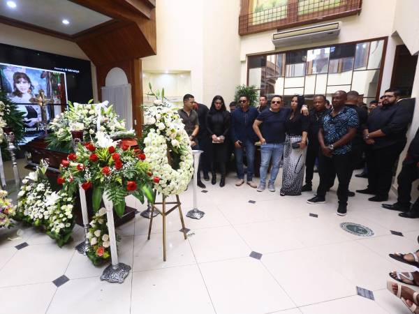 La agrupación Silver Star, actualmente conformada por 24 integrantes, rindió tributo a su expatrona en medio del dolor y la tristeza en Funerales Amor Eterno de SPS.