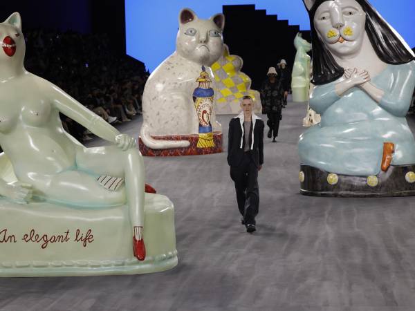 Los modelos desfilaron en un escenario donde las figuras de gatos sobresalieron.