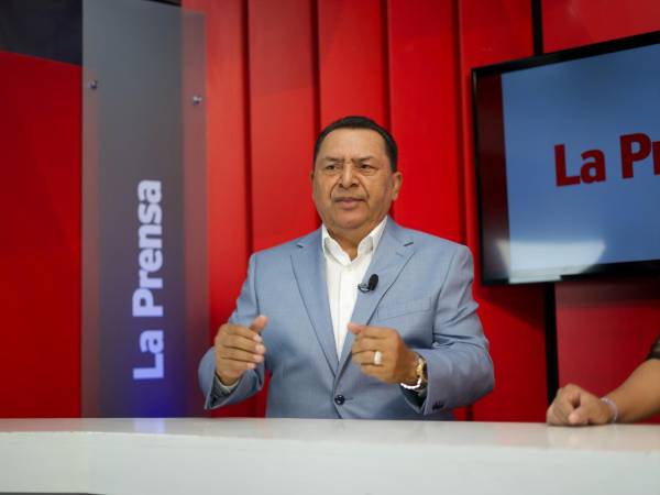 El apóstol Misael también visitó las instalaciones de Diario La Prensa.