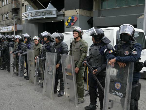 Fuerzas de Seguridad venezolanas custodian las instalaciones de CNE.