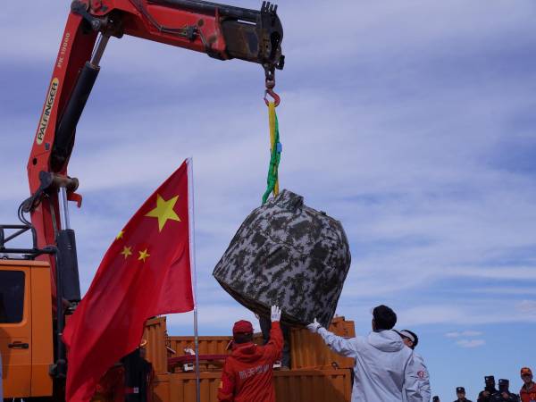 La sonda <b>china</b> Chang’e-6 regresó a la Tierra con las primeras muestras de la historia de la cara oculta de la Luna.