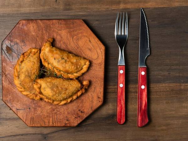 Los pastelitos de carne son una muestra del ingenio culinario hondureño, adaptando la tradición de empanadas de otros países a su propio paladar.