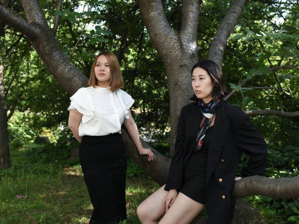 Kazane Kajiya (izq.) y Hisui Tatsuta buscan revocar la Ley de Protección Materna de Japón.