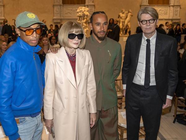 Los co-anfitriones de la MET gala, el cantante y diseñador Pharrell Williams, la jefa de redacción de Vogue Anna Wintour, el piloto de Fórmula 1 Lewis Hamilton y el comisario del Museo Metropolitano (Met).