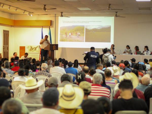 El alcalde Mauricio Arias lideró el cabildo abierto en que de nuevo se evidenció la urgencia de construir un policlínico para Copán Ruinas.