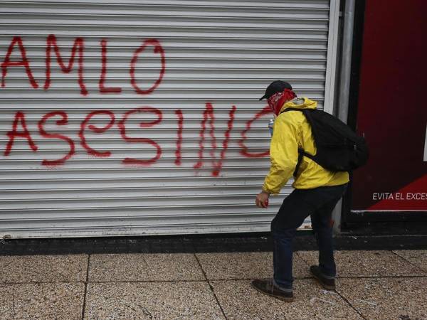 La marcha por los 10 años del caso de Ayotzinapa tomó este jueves las calles del centro de la capital mexicana con la exigencia de “verdad y justicia” en el caso, que el presidente saliente, Andrés Manuel López Obrador, incumplió en resolver por encubrir al Ejército mexicano, denunciaron los manifestantes.