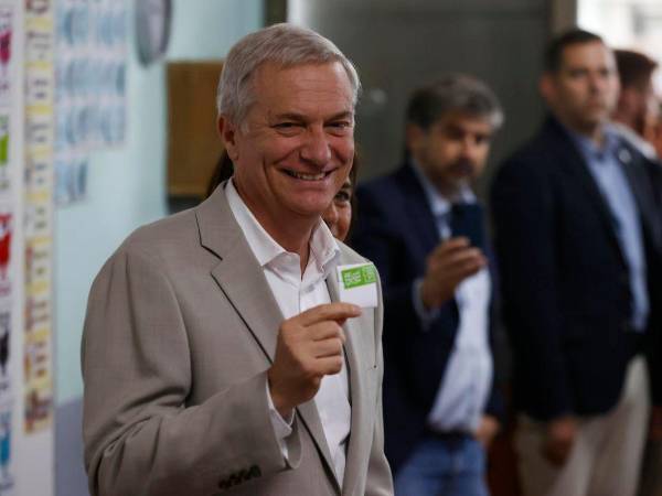 El candidato a la Presidencia de Chile por el Partido Republicano y Social Cristiano, José Antonio Kast, muestra su voto este domingo, durante la segunda vuelta presidencial en Chile en Paine.