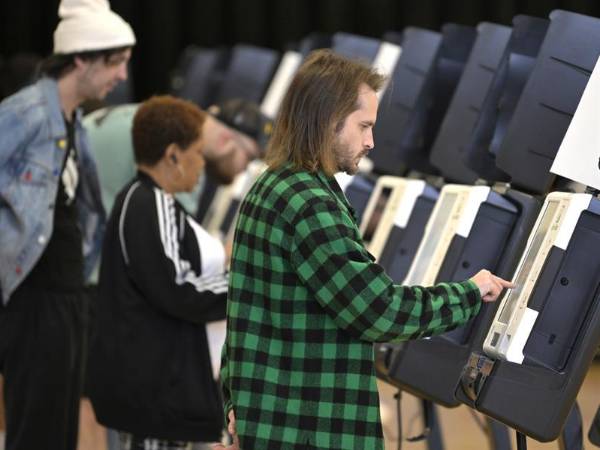 Personas votan anticipadamente en el Centro Comunitario Columbia Heights, en Wahington (Estados Unidos).