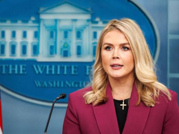 Karoline Leavitt debutó este miércoles en el icónico podio de la sala de prensa de la Casa Blanca, convirtiéndose, a sus 27 años, en la portavoz más joven en la historia de la institución. Su misión: ser una firme defensora de Donald Trump, combinando contundencia con una sonrisa.