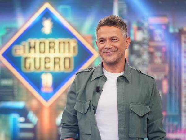 En un inesperado giro de los acontecimientos, Alejandro Sanz ha asumido el papel de mediador en el conflicto entre Pablo Motos y David Broncano, dos de los presentadores más influyentes de la televisión española. Su intervención ha sido crucial para intentar poner fin a una disputa que ha mantenido en vilo a la audiencia y a los medios.