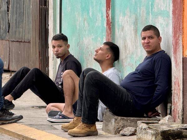 De los tres detenidos, el sospechoso del asalto es el de camisa gris, informó la Policía.