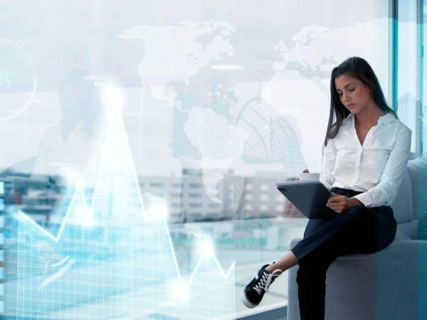 Los agentes digitales son sistemas de software diseñados para realizar tareas específicas, interactuar con personas y conectarse con múltiples plataformas y aplicaciones empresariales.