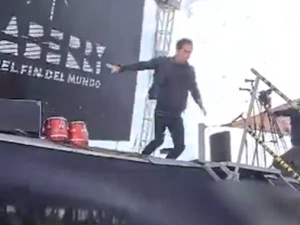 Video del momento en que mago casi es aplastado por pantalla gigante