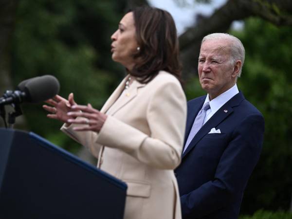 Kamala Harris, vicepresidenta de Estados Unidos, emite un discurso mientras el presidente Joe Biden observa.