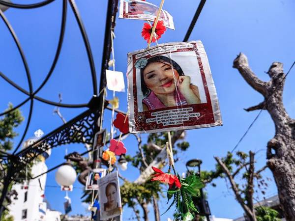 Fotografía de carteles de búsqueda de personas desaparecidas colgados en un quiosco este jueves, en el balneario de Acapulco en Guerrero (México).