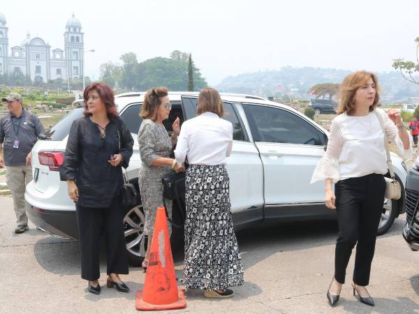 Reconocidos personajes, familiares y amigos llegaron este lunes a dar el último adiós al empresario Alan Flores.