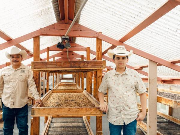Armando Rodríguez (izq.) llegó a EU de niño. Opera una finca cafetalera con su familia, incluyendo a su hijo Elías.