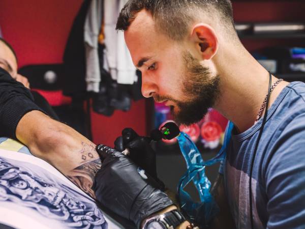 Las personas alérgicas, con piel sensible, rosácea y otros problemas deben tener precaución antes de tatuarse.