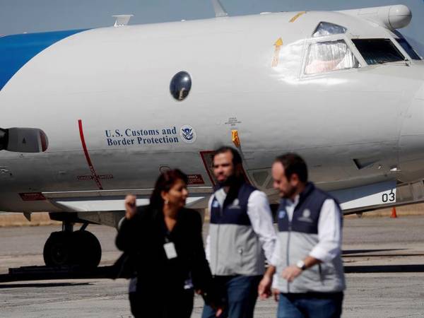 Fotografía muestra a un avión estadounidense de la agencia CBP, utilizado para la deportación de migrantes desde Estados Unidos hacia diversos países de Latinoamérica.