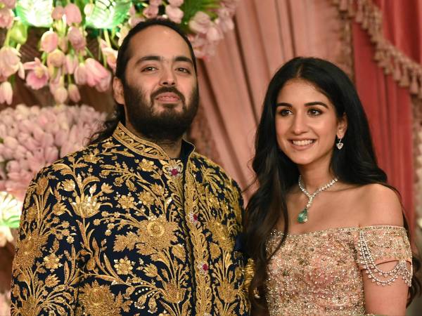 La ciudad de Bombay es presa de una mezcla de entusiasmo y curiosidad a las puertas de la boda del año en la India: Anant Ambani, hijo del multimillonario Mukesh Ambani, y su prometida Radhika Merchant se casan a partir de mañana en una serie de ceremonias repletas de estrellas que prometen extravagancia y grandeza.