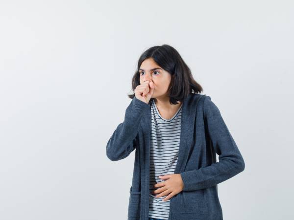 La bulimia nerviosa es un trastorno alimenticio serio que afecta a niños y jóvenes, caracterizado por episodios de atracones seguidos de comportamientos compensatorios como el vómito inducido, el uso excesivo de laxantes o el ejercicio extremo. Esta conducta debe presentarse al menos una vez a la semana durante tres meses.